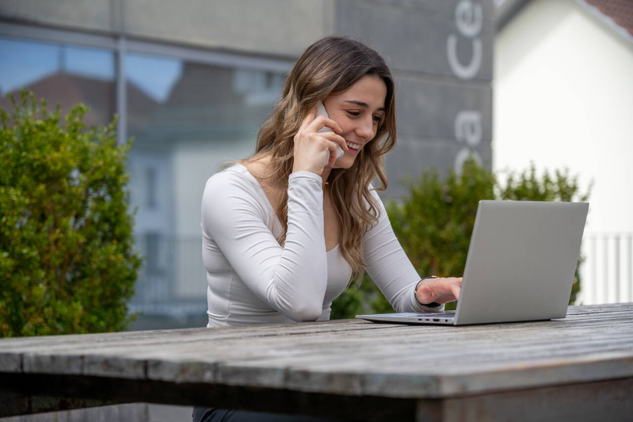 naima_telefon.jpg Mit deiner lösungsorientierten Art hältst du die Systeme am Laufen und unterstützt die Kund:innen zuverlässig bei ihren Anliegen